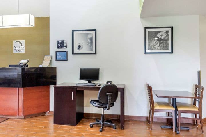 Business Center 25 of 27